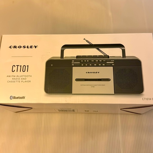 Crosley Cassette Player & Radio - Picture 3 of 5